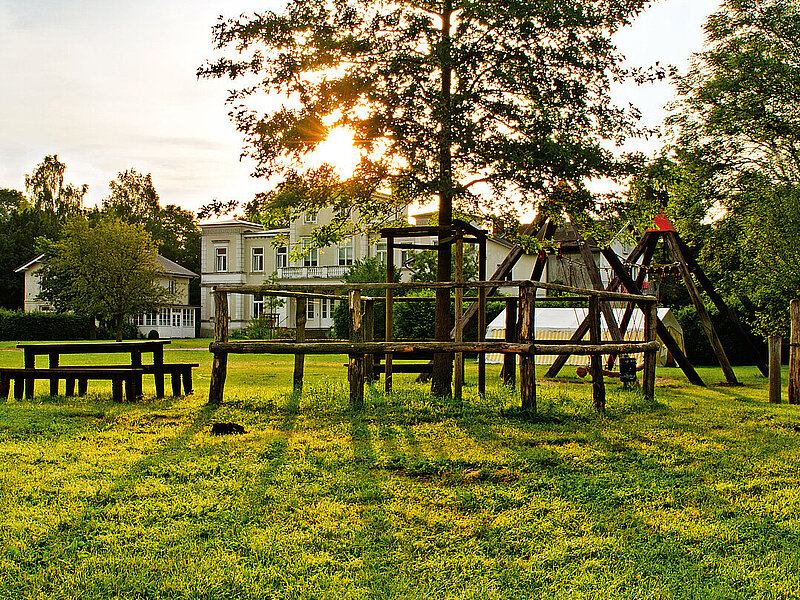 Gutshaus in Wulksfelde mit Baum im Vordergrund