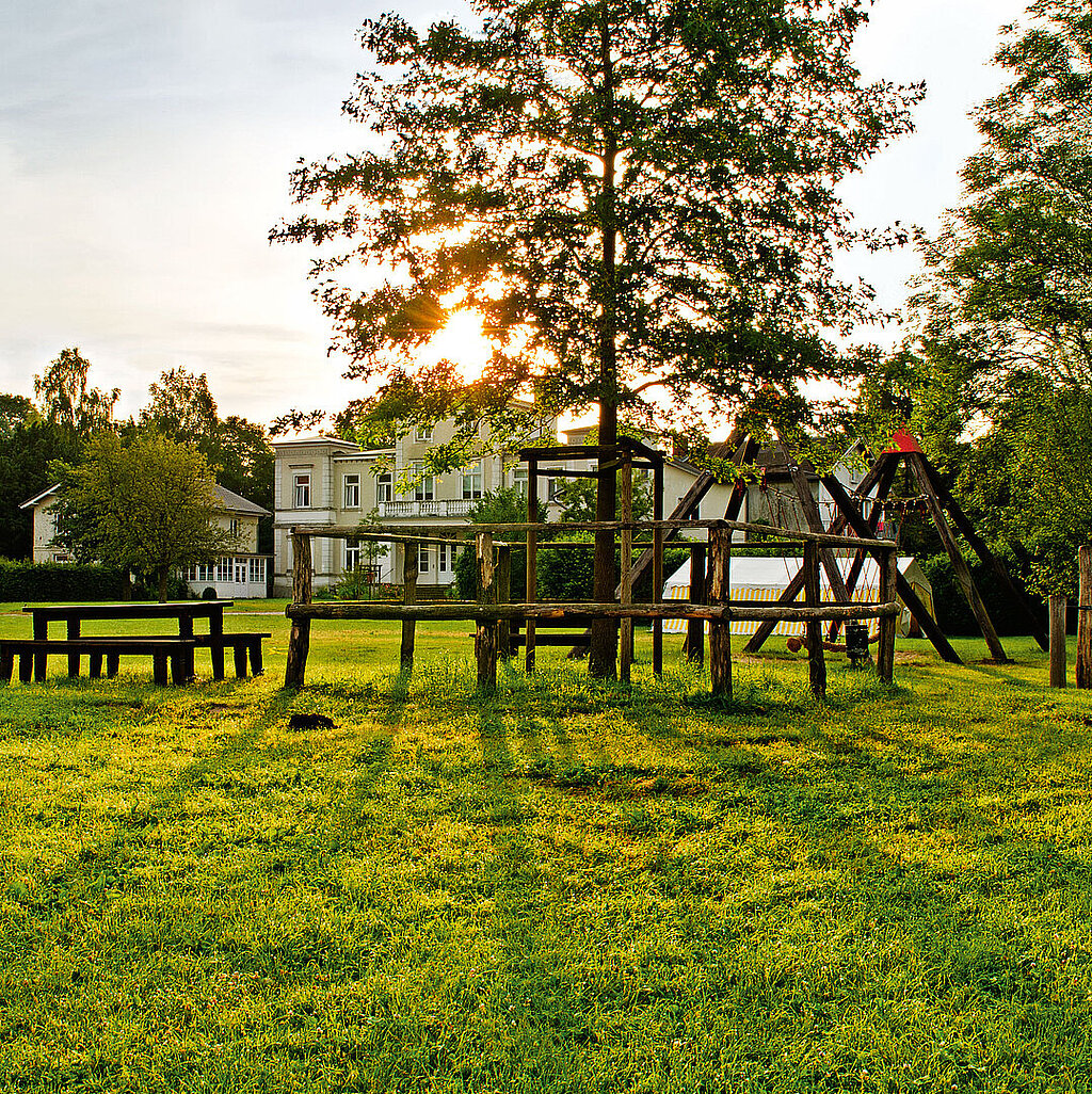 Gutshaus in Wulksfelde mit Baum im Vordergrund