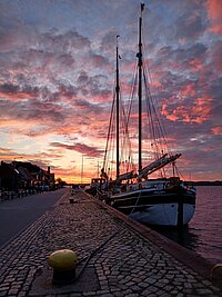 Schiff im Abendrot am Kai