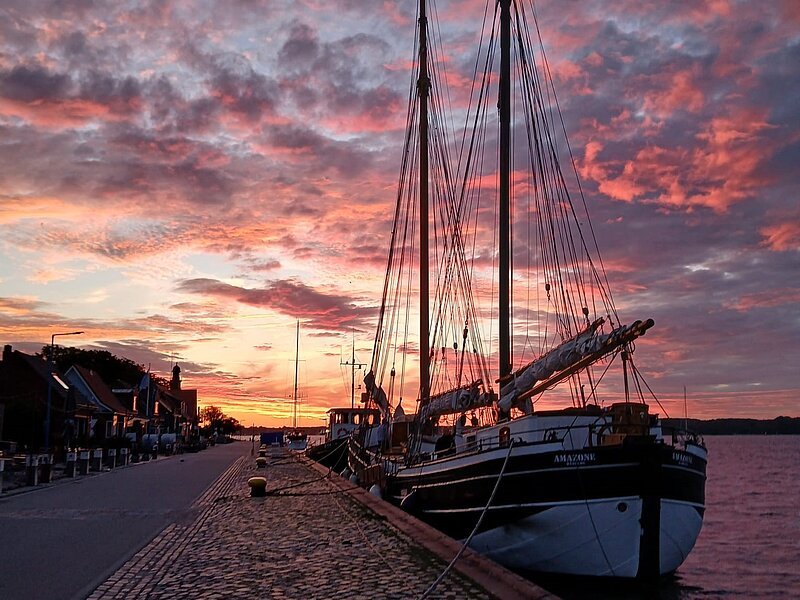 Schiff im Abendrot am Kai