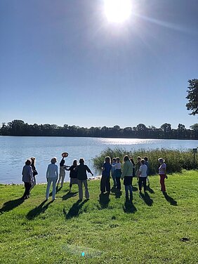 Frauen stehen am See