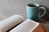 Bibel und Kaffeetasse