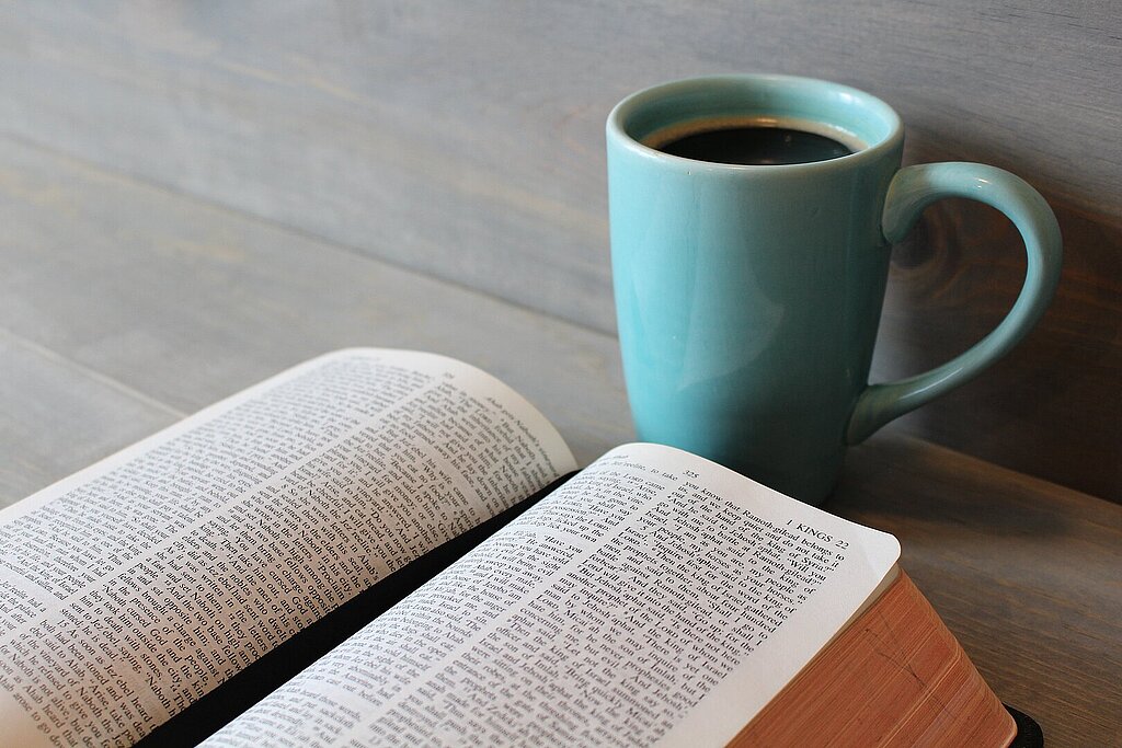 Bibel und Kaffeetasse