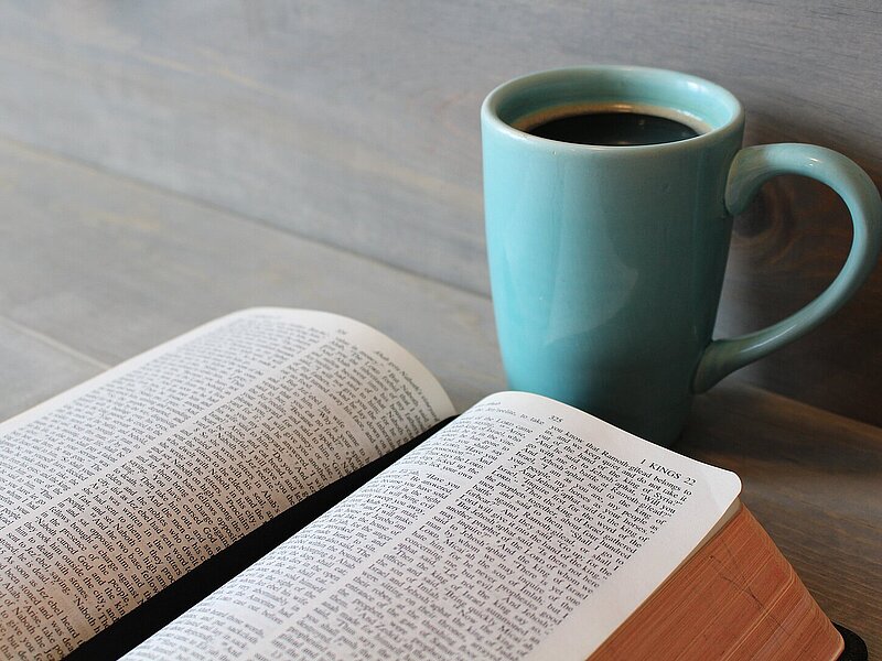 Bibel und Kaffeetasse
